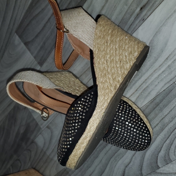 Shoes - Picture 3 of 4